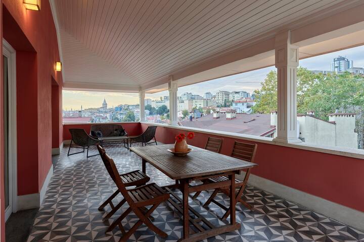 Gorgeous penthouse in the heart of city gallery image 2