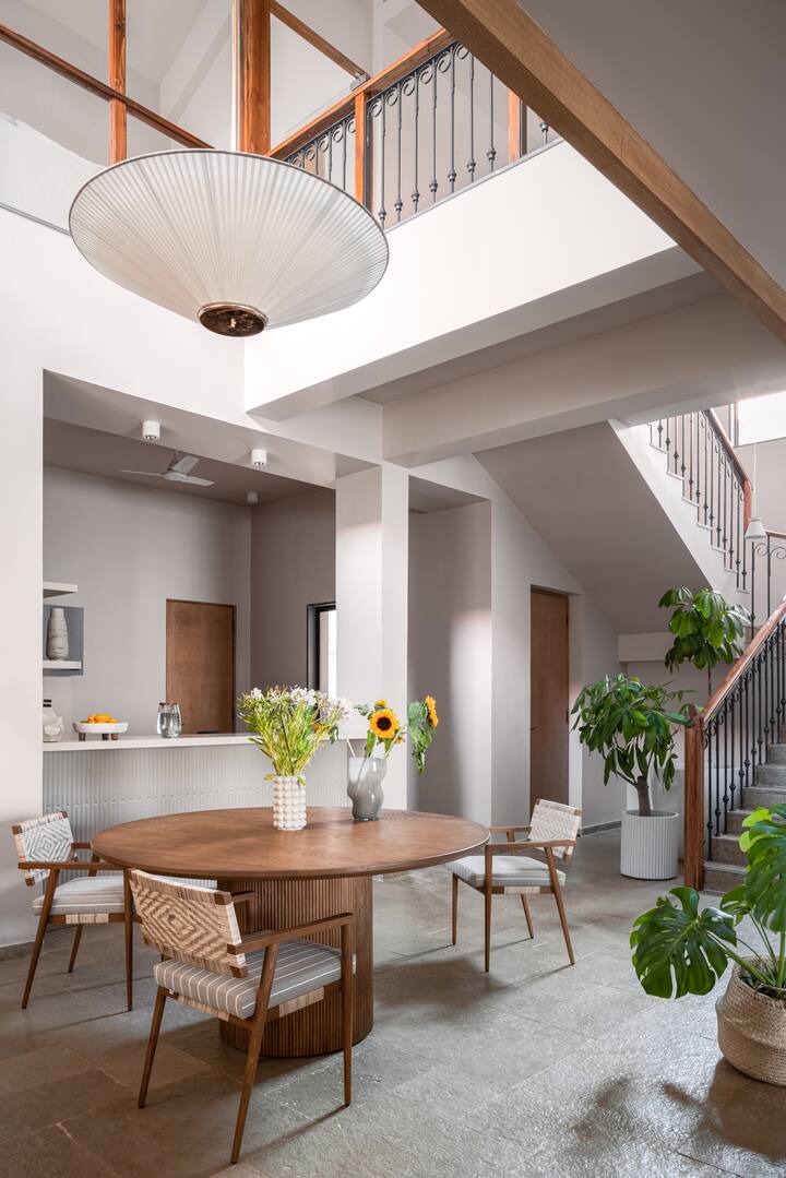 Dining area image 1