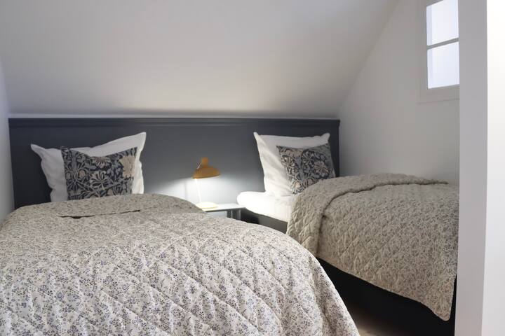 Приятни сънища. Леглата са готови с хубаво спално бельо...