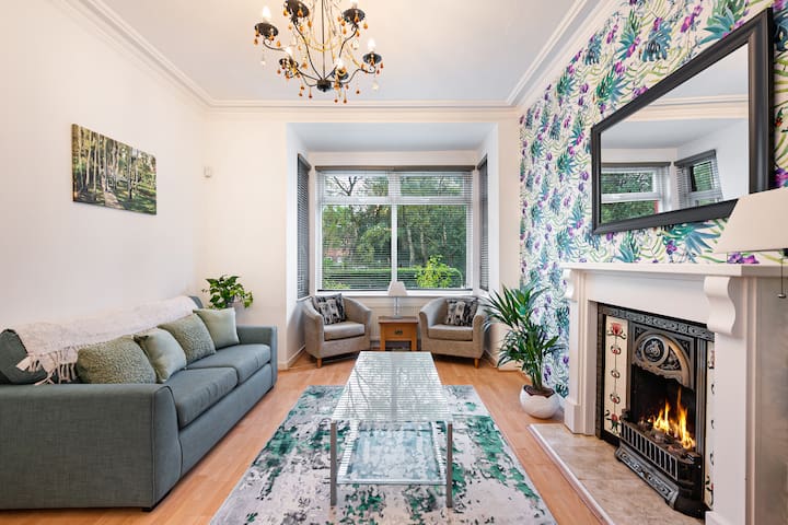 Spacious Home Near Manchester United Stadium