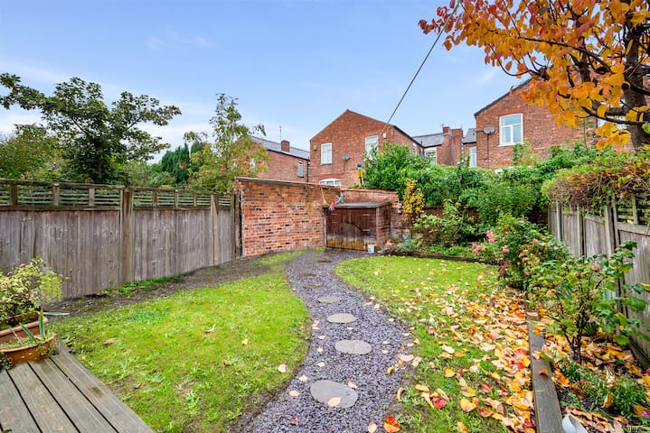 Spacious Home Near Manchester United Stadium gallery image 4