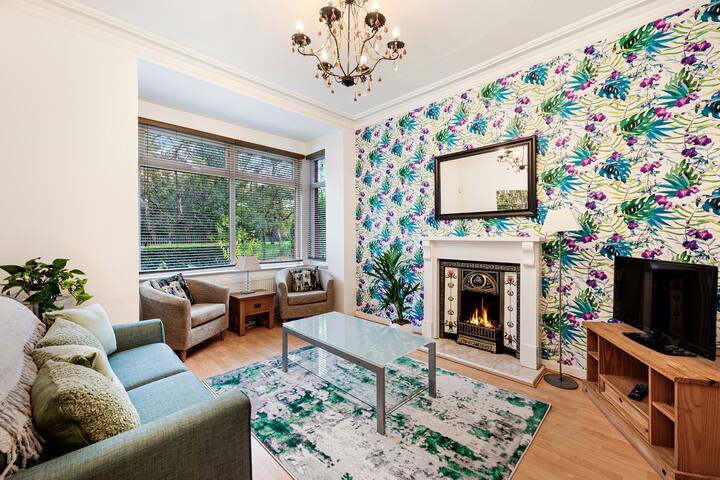 Spacious Home Near Manchester United Stadium gallery image 2