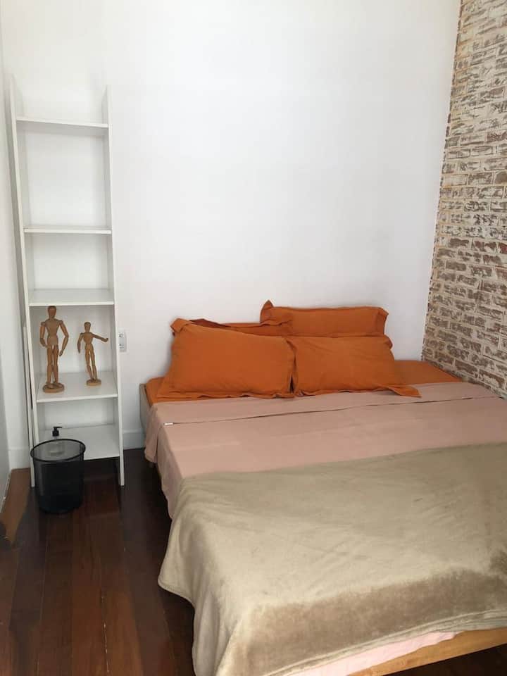 החדר הפיך עם
קאמה מאיור ( כנראה קווין ועם גישה למרפסת הבית )