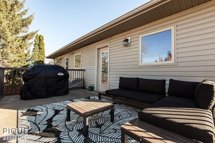 Chic 3br Modern Home| Wi-fi | Netflix | Sleeps 8! - Edmonton