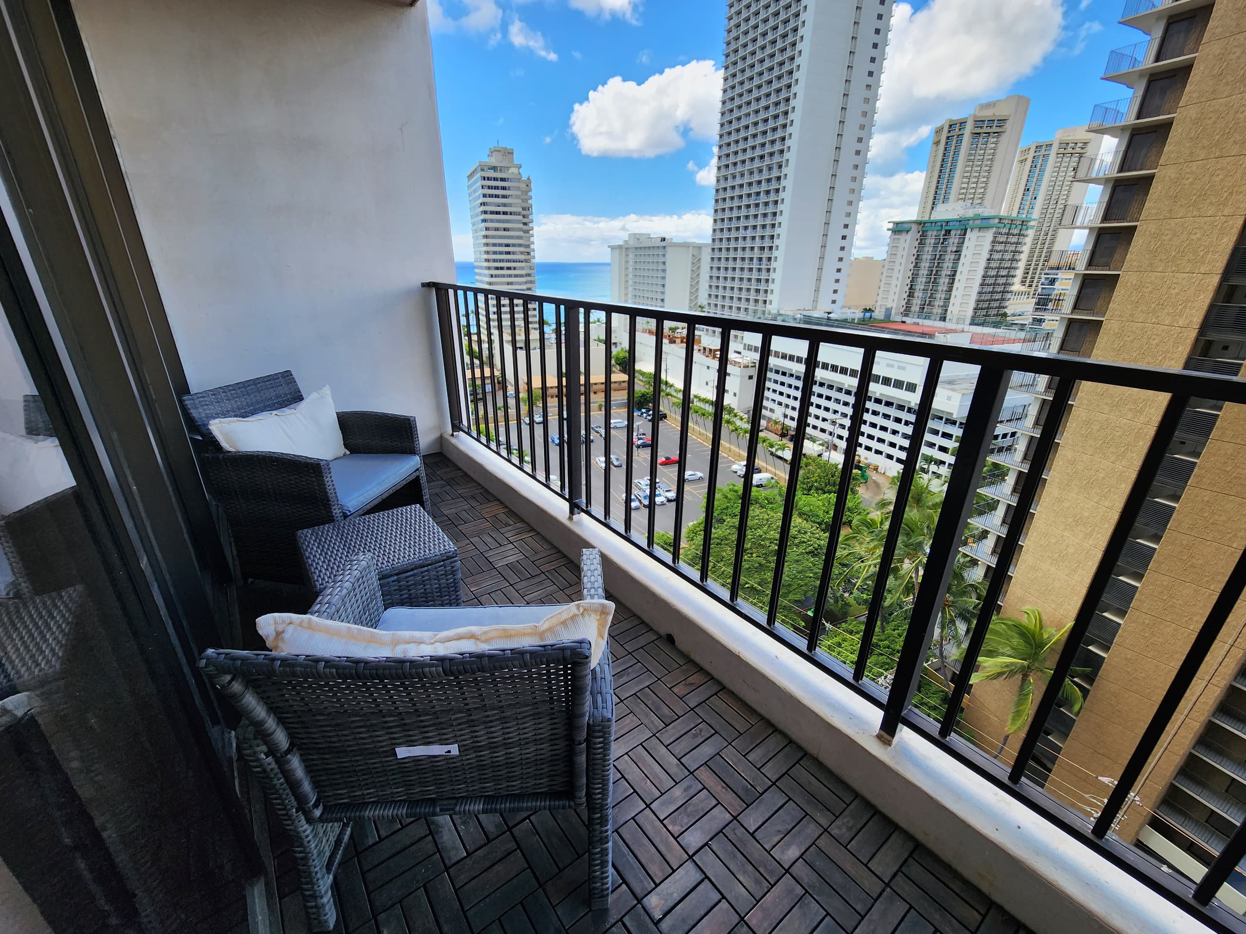 Modern Waikiki Banyan w/Parking. Walk to Beach! - Image 20