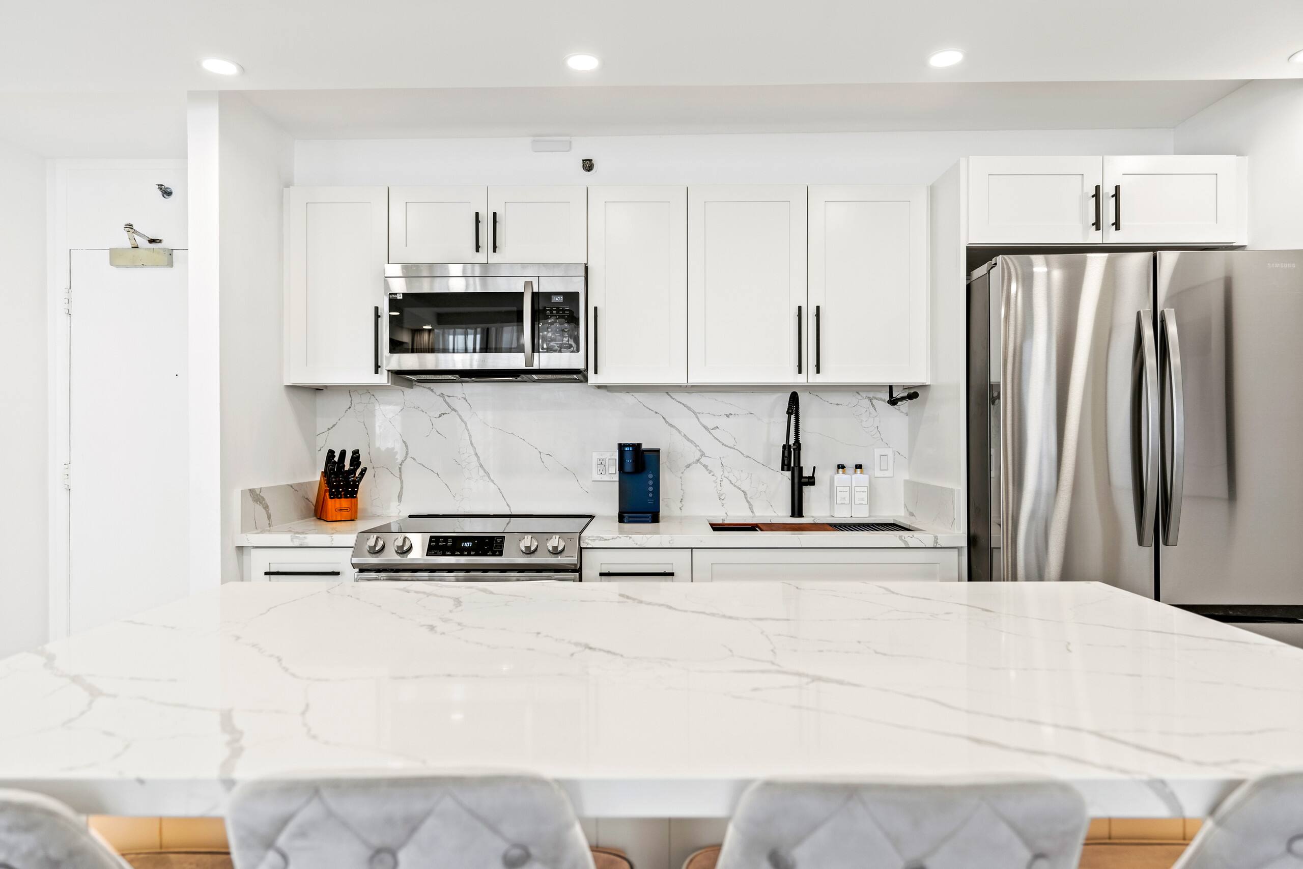 Modern Waikiki Banyan w/Parking. Walk to Beach! - Image 8