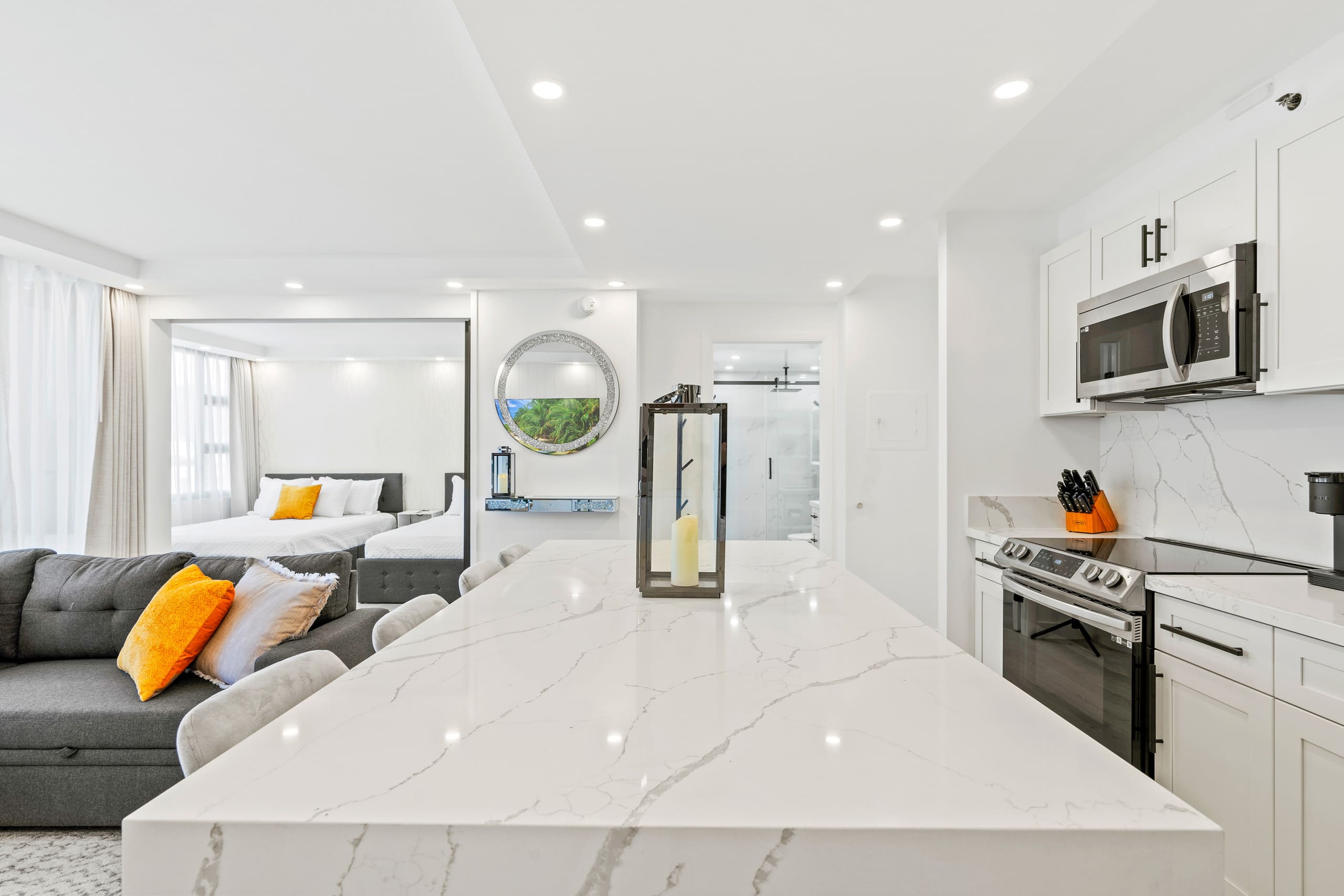 Modern Waikiki Banyan w/Parking. Walk to Beach! - Image 11