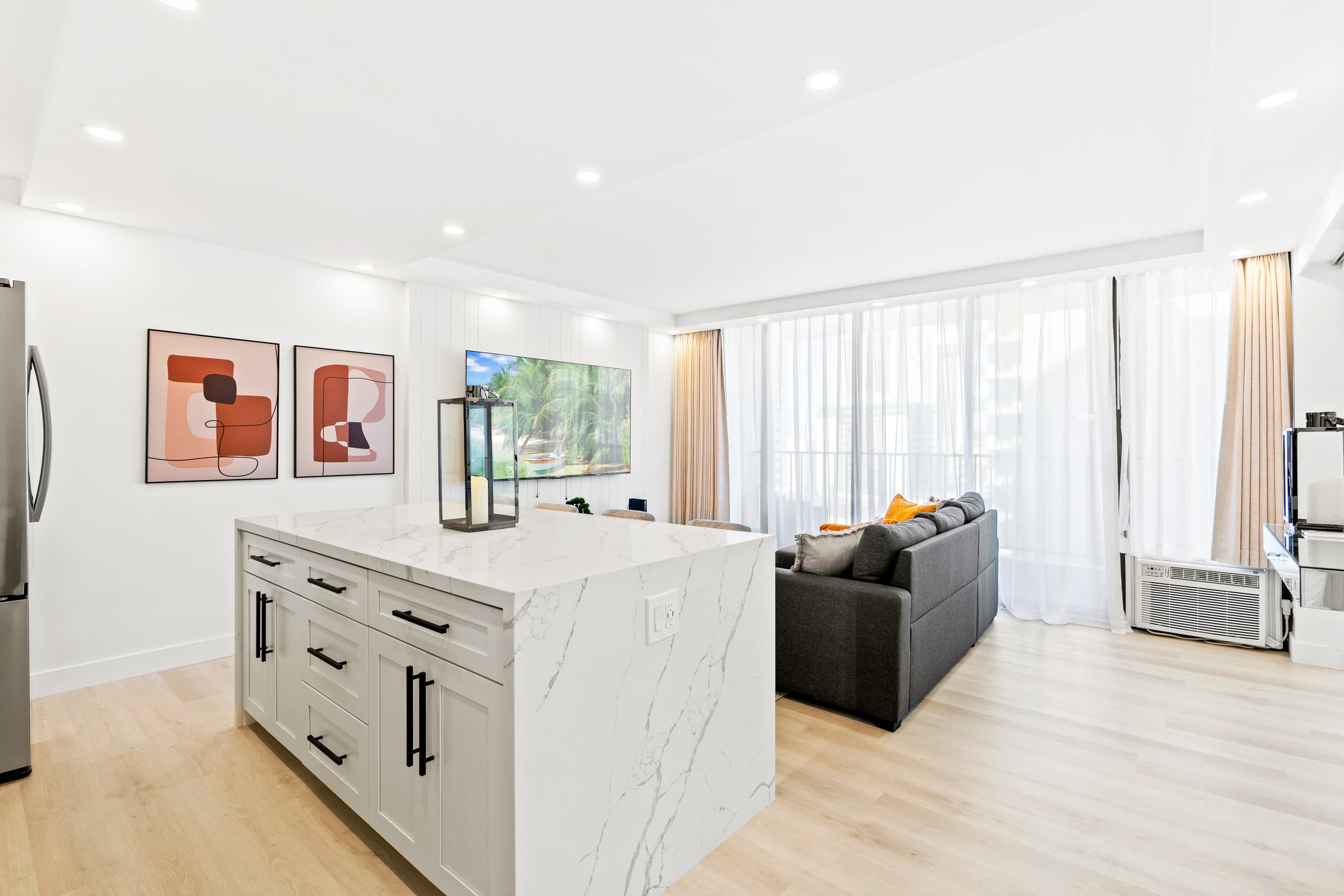 Modern Waikiki Banyan w/Parking. Walk to Beach! - Image 3