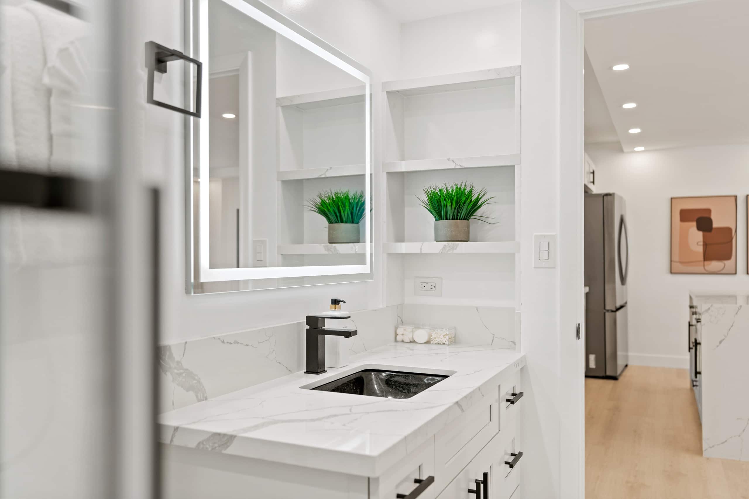 Modern Waikiki Banyan w/Parking. Walk to Beach! - Image 19