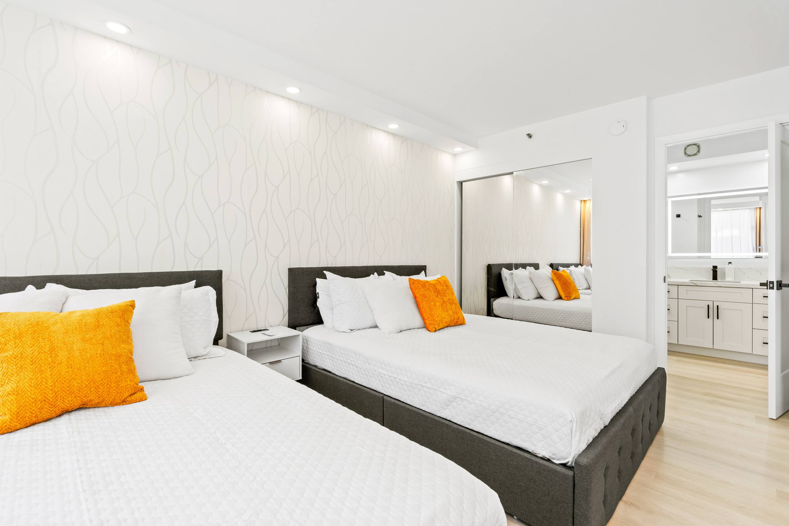 Modern Waikiki Banyan w/Parking. Walk to Beach! - Image 14