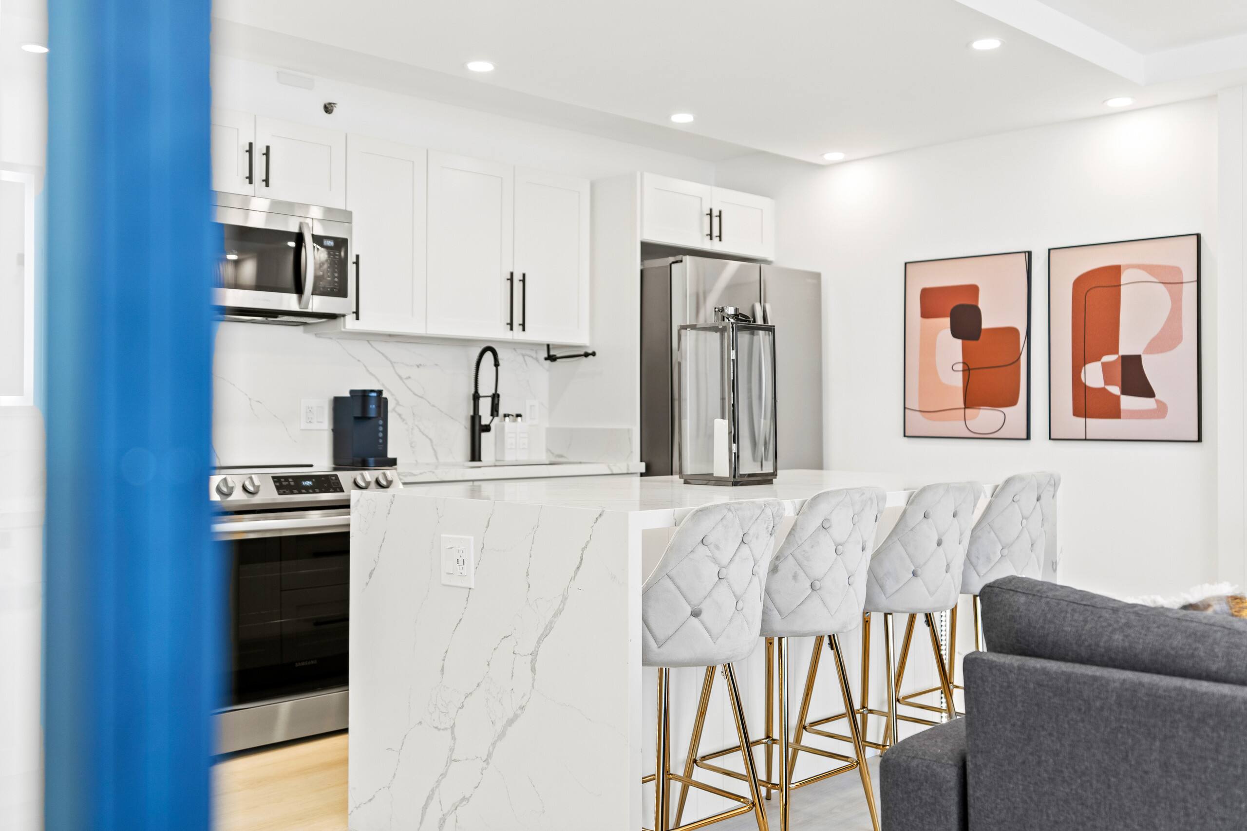 Modern Waikiki Banyan w/Parking. Walk to Beach! - Image 10