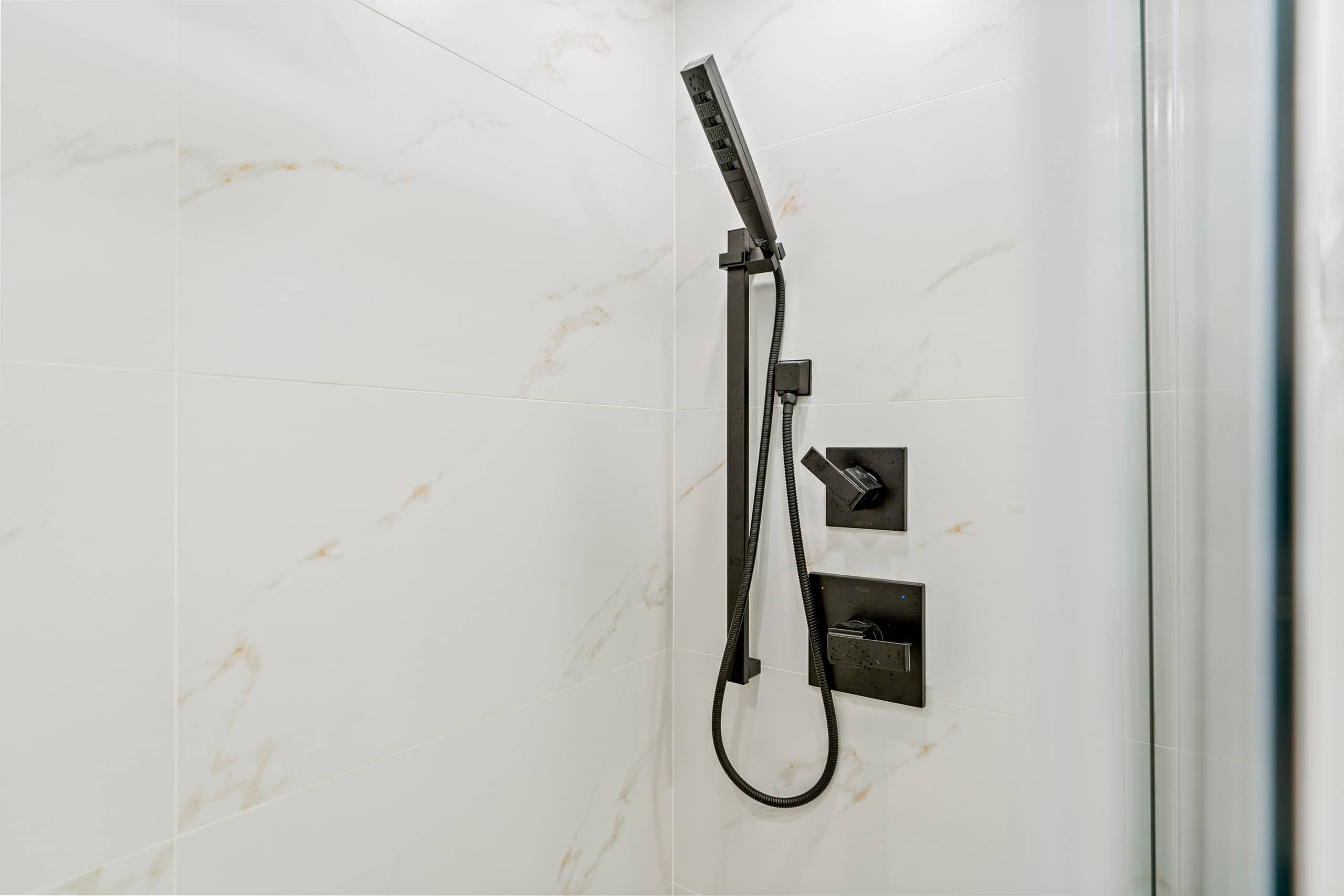 Modern Waikiki Banyan w/Parking. Walk to Beach! - Image 18
