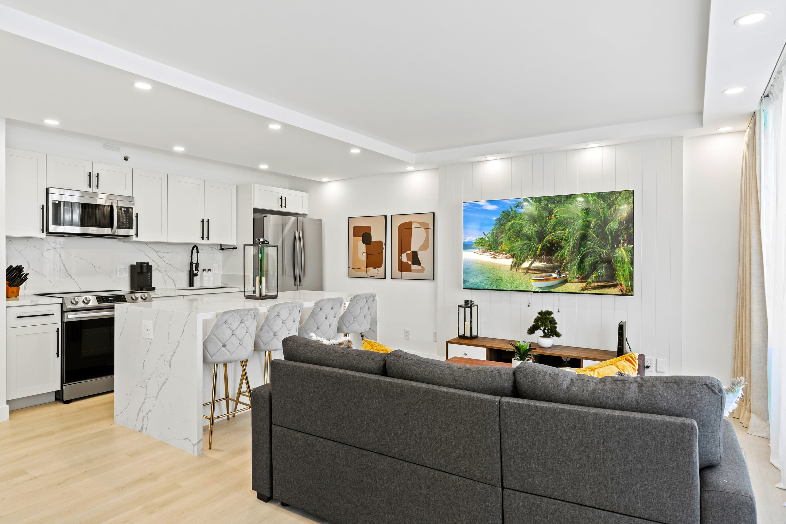 Modern Waikiki Banyan w/Parking. Walk to Beach! - Image 4