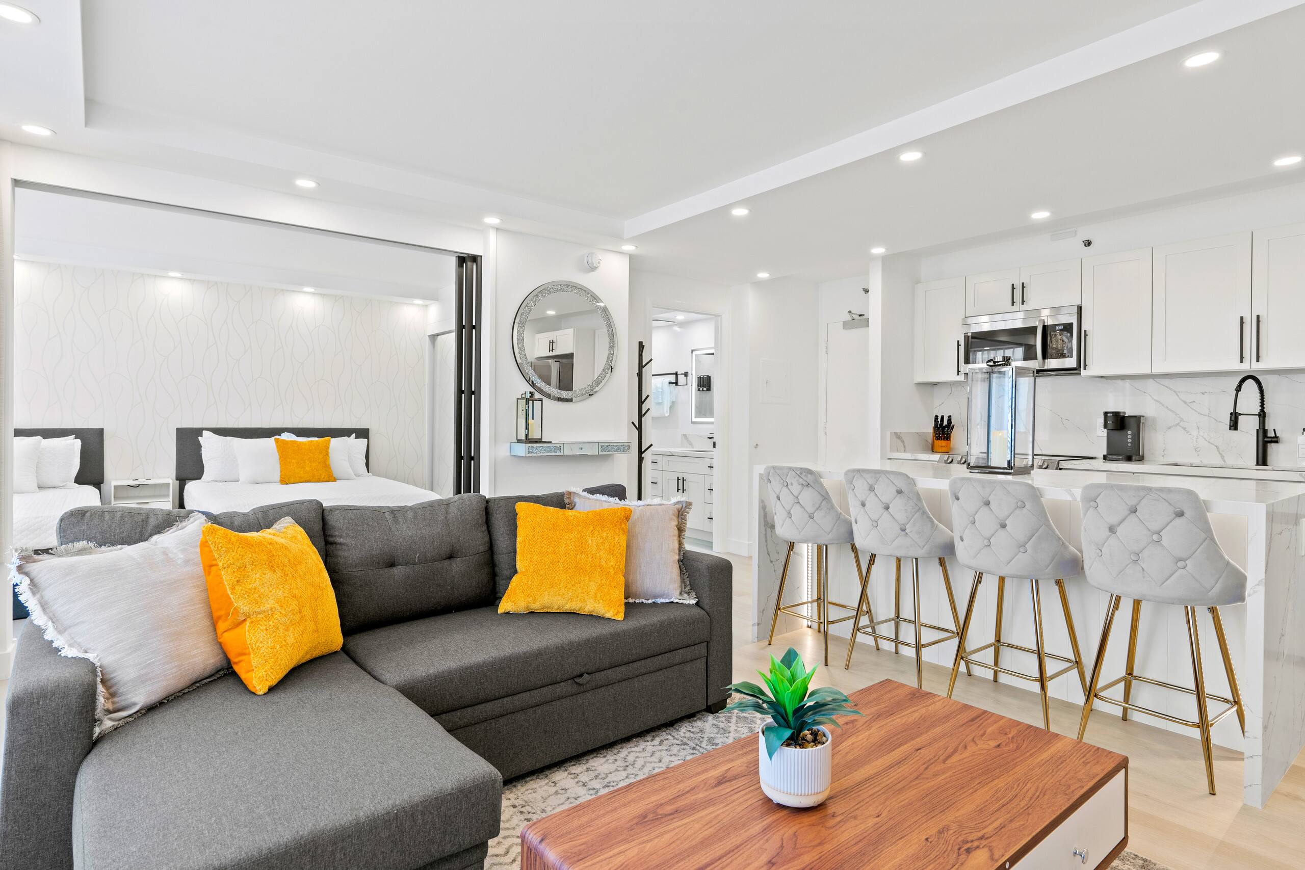 Modern Waikiki Banyan w/Parking. Walk to Beach! - Image 2