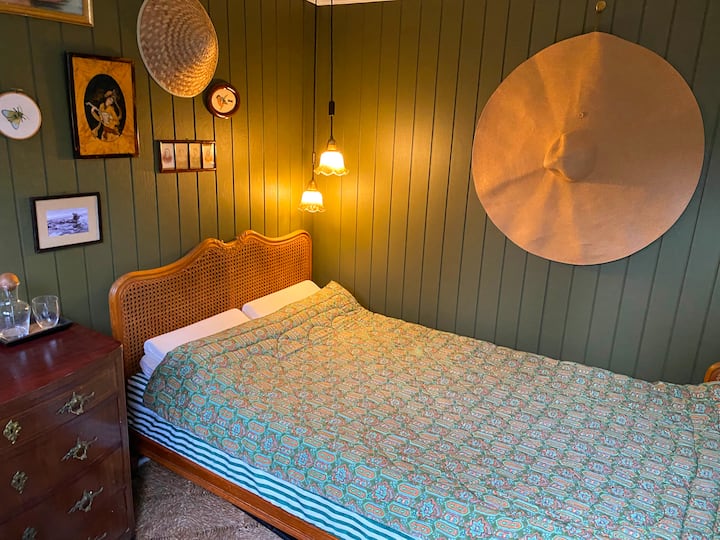 附楼配备双人床（ 110x200厘米）