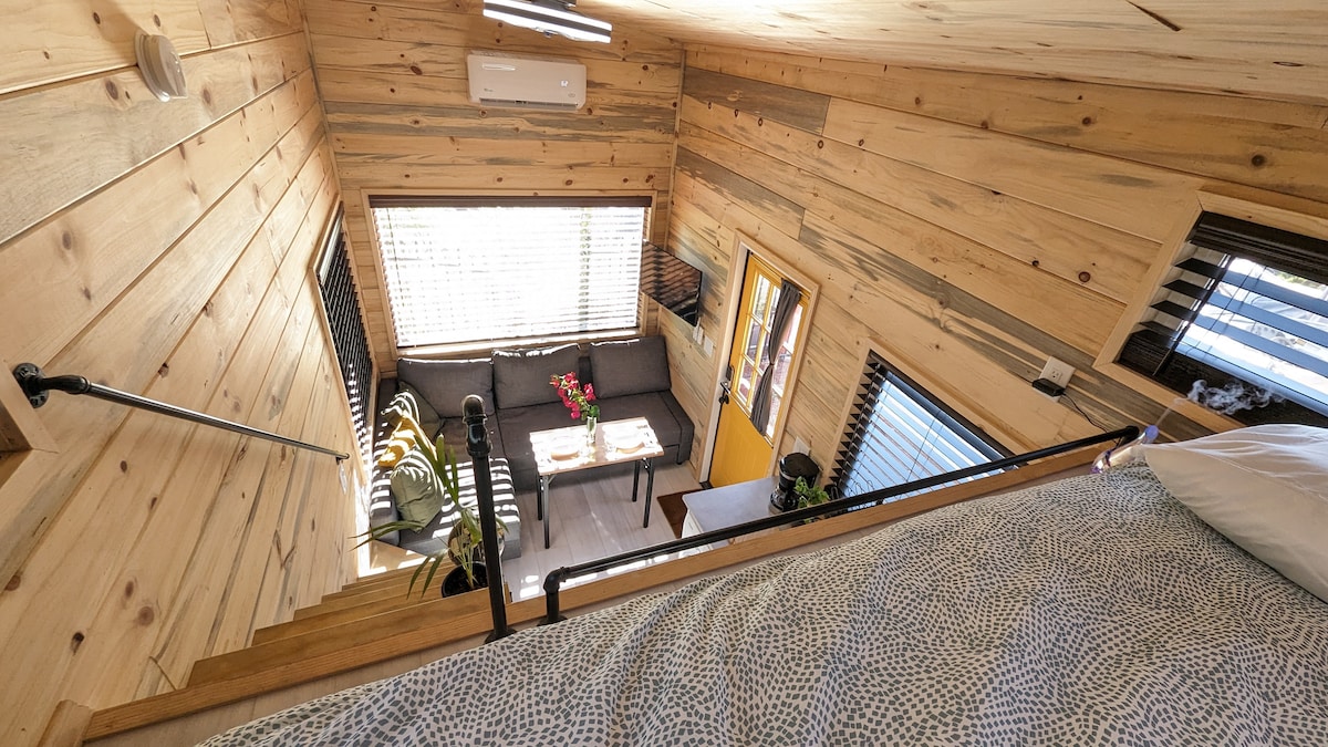 מיטת קווין בקומה השנייה