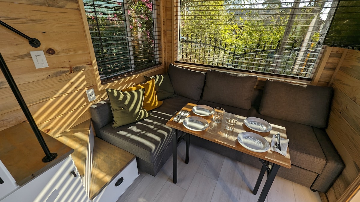 ספה נפתחת שניתן להשתמש בה כחדר אוכל 