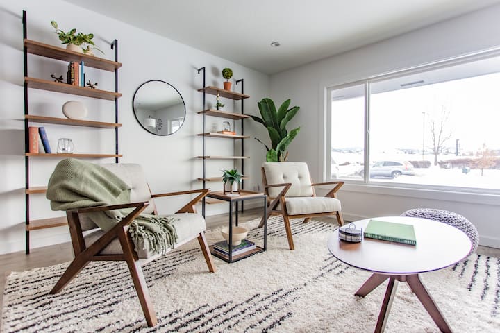 Bridger Hawk – Mid-Century Classic (NEW)