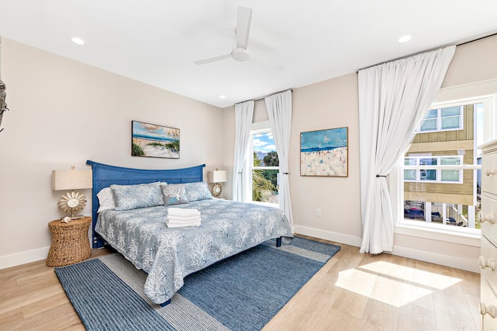 Პირველი სართულის ძირითად საძინებელში(1-ლი საძინებელი) არის საკმარისი სივრცე და კომფორტული საწოლი.