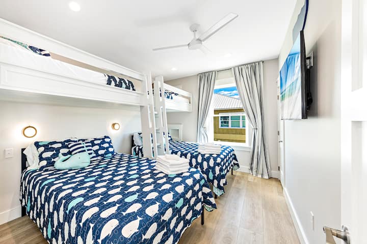 მე-5 საძინებელში არის 2 ორადგილიანი საწოლი და 2 ერთადგილიანი საწოლი ლოფტის ინდივიდუალურ ბუნკერებში. Ბუნკერები და დედოფლები თითოეულ მათგანს აქვს ლამაზი პორტოლის განათება, ელექტროგადამცემი რეცეპტი ტელეფონების შესაერთებლად და კედლის ნიშა, რომ სტუმრებმა ახლოს დაიჭირონ ნივთები.