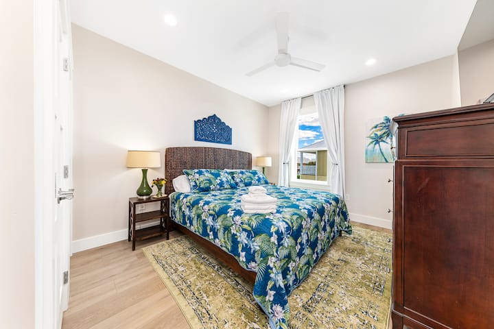 მე-4 დიდი საძინებელი. დაისვენეთ ამ ტროპიკულ შთაგონებულ ოთახში კომფორტული საწოლით. Თითოეულ საძინებელს აქვს უშუქო ფარდები, რომ სტუმრებმა ნაადრევად გაიღვიძონ.