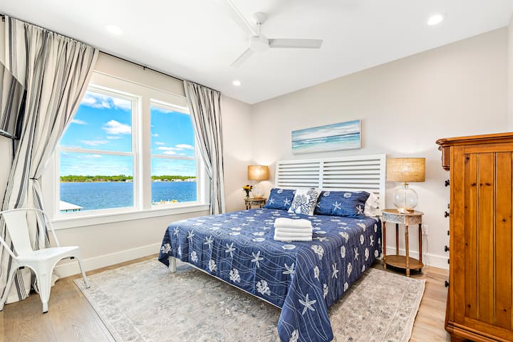 მე-3 სამეფო ოთახიდან ლაგუნის შესანიშნავი ხედები იშლება. Დიდი საწოლი ძალიან კომფორტულია. Ოთახში არის კომოდი და კარადა, რომელიც იტევს ყველაფერს, რაც დასასვენებლად მოგიტანეთ.