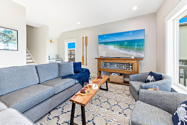 Მისაღებ ოთახში არის 7-8 ადგილიანი დასაჯდომად სათამაშო დროის გასატარებლად, ფილმების ღამეებისთვის ან, უბრალოდ, დასასვენებლად და ერთად გასართობად. Სექციაში არის საძინებლის დივანი, რომელიც, საჭიროებისამებრ, დაკავებულობის 14 ‑ დან 16 ‑ მდე გაზრდის.