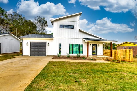 Modern Retreat with GameRoom near RTJ Golf Course