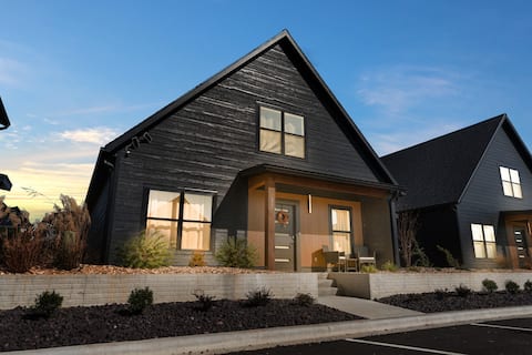 THE LUXX | 4BD | Near TRL | Pool | HotTub | by FTW