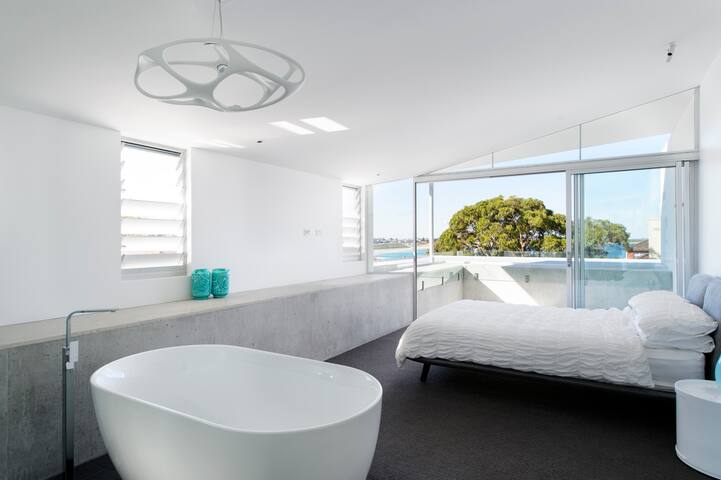 Luxurious Beach House – The Perfect Entertainer. gallery image 2