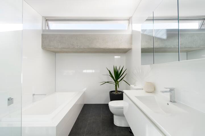 Luxurious Beach House – The Perfect Entertainer. gallery image 5