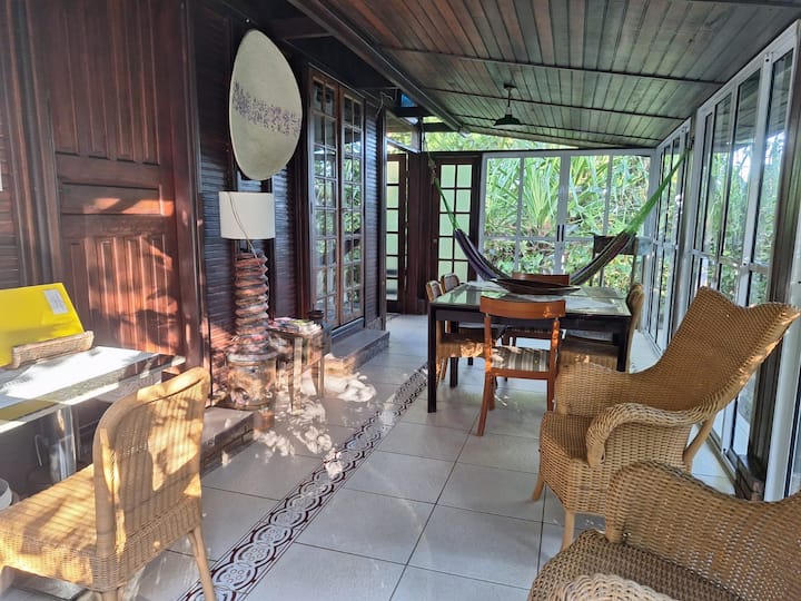 Поглед кон балкон затворен со влезната врата на планинската куќа