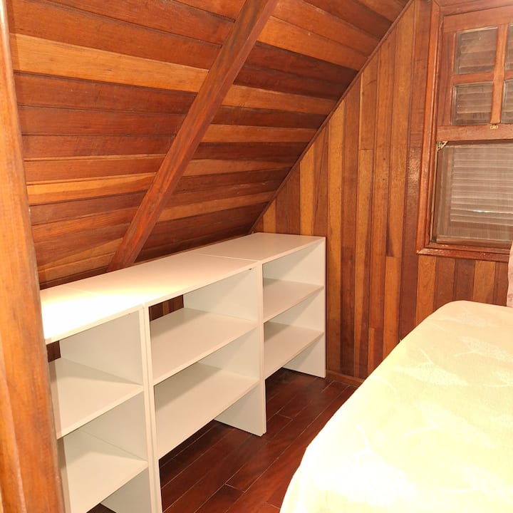 Спална соба 2  - гардеробер од предмети и прозорец со екран и затемнување