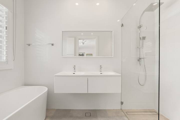 Sunny Beach Cottage Just Steps from Manly Beach gallery image 3