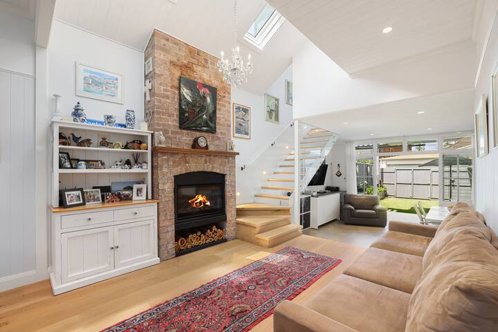 Sunny Beach Cottage Just Steps from Manly Beach gallery image 5