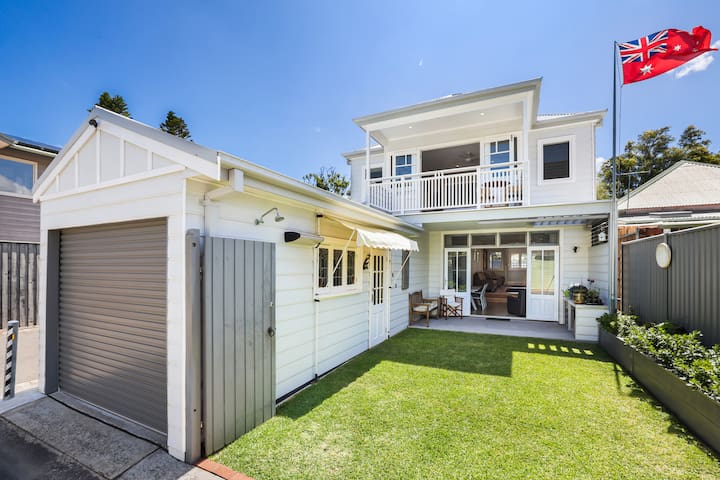 Sunny Beach Cottage Just Steps from Manly Beach