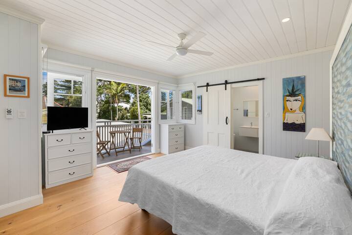 Sunny Beach Cottage Just Steps from Manly Beach gallery image 2