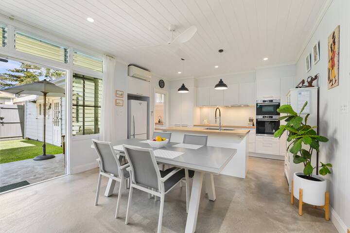 Sunny Beach Cottage Just Steps from Manly Beach gallery image 4