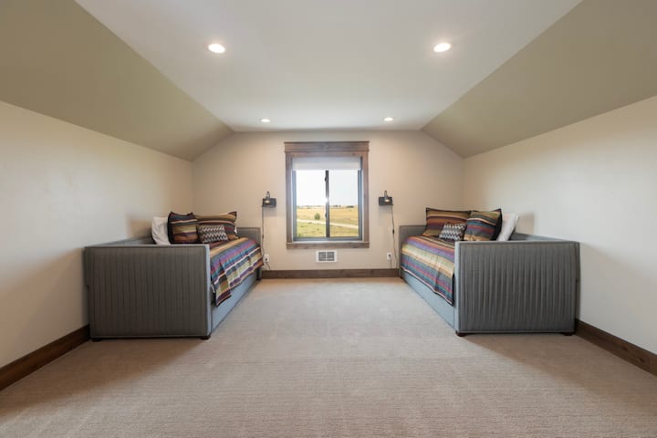 Бонус соба - 2 кревета на кои ќе спијат 4 лица со кревети кои се извлекуваат.