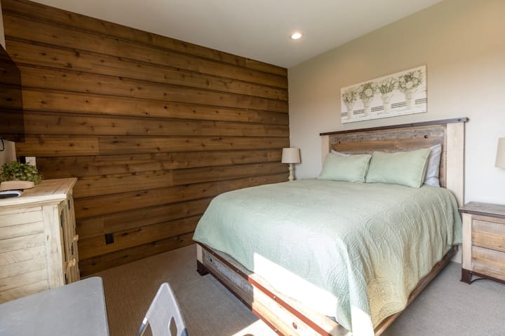 Спална соба покрај дневната соба - брачен кревет (широк 180-220 см)