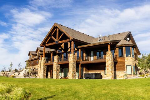 Elegant Grand Cabin w/ Hot Tub