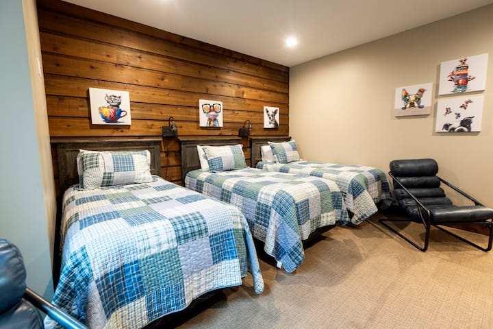 Спална соба на долниот кат - 3 брачни кревета