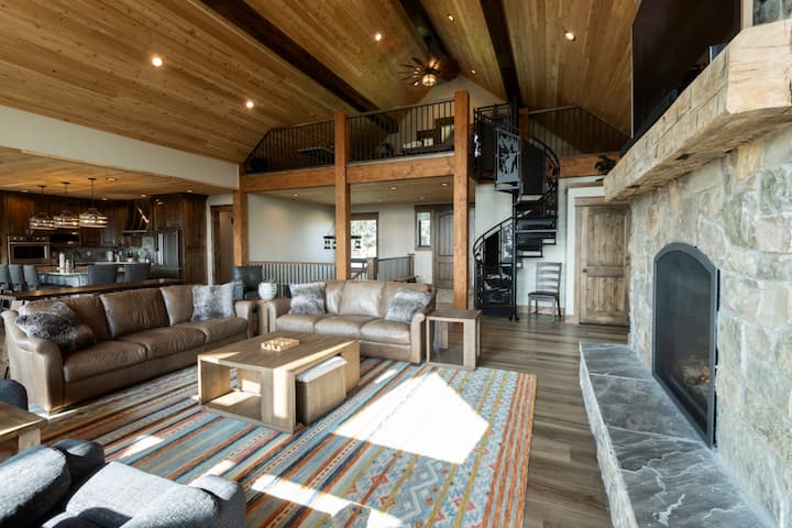 Дневна соба на која е прикажан просторот на поткровјето.