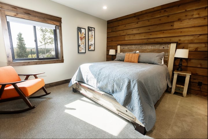 Спална соба со спуштање - брачен кревет (широк 180-220 см)