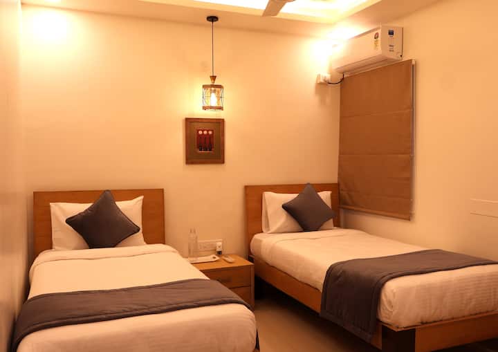 La camera da letto 2 dispone di due letti singoli, armadi e un bagno annesso. Illuminazione d'atmosfera, inclusa. 