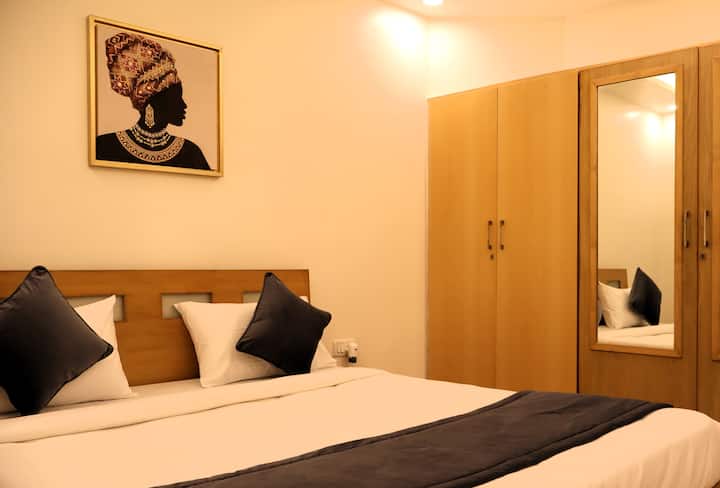 La camera da letto 3 dispone di un letto king-size con ampio armadio e di un bagno annesso in suite. 