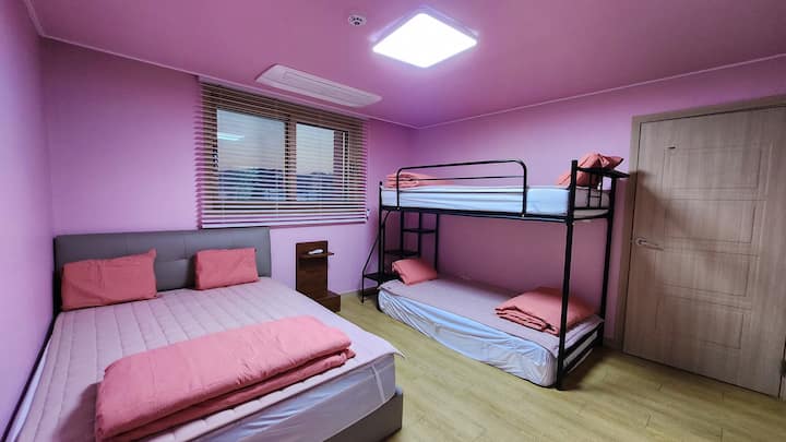 Chambre 1, un lit queen size et un lit superposé.