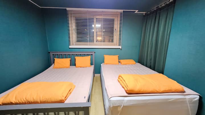 Il y a 2 lits queen size dans la chambre 4.