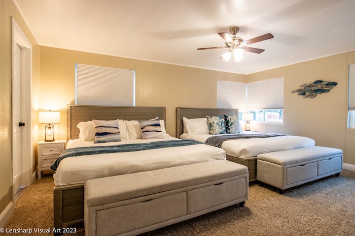 BR1. Երկտեղանի երկտեղանի մահճակալ ՝ օրորոցով և Roku - ով աշխատող հեռուստացույցով