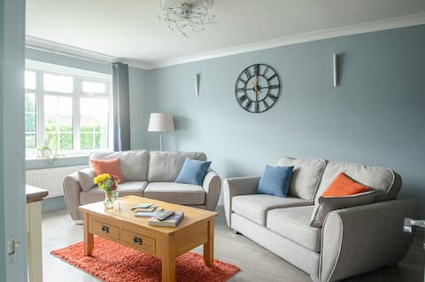 Modern, Fresh 4-BR, Perfect for Work & Contractors